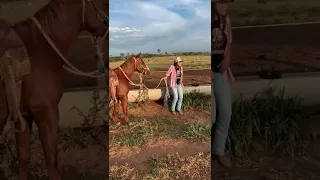 ANA CASTELA CANTANDO NA FAZENDA