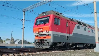 Электровоз 2ЭС6-450 с грузовым поездом