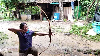 Làm cây cung bằng tre truyền thống.// bamboo bow/