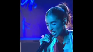 María Becerra cantando en los Latín Grammy ojalá