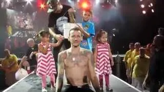 Chester Bennington of Linkin Park Does the ALS Ice Bucket Challenge