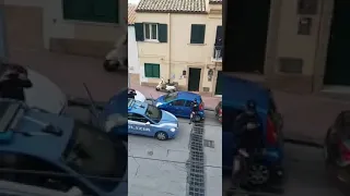 Fa suonare l'inno dalla finestra! Ecco cosa fanno le volanti della Polizia che passavano in strada!