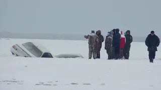 Утопил машину  Никогда не выезжайте на лед на автомобиле, первый тонкий лёд. Это опасно