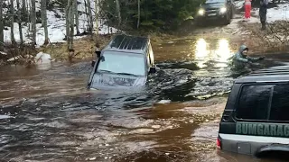 3 машины утонуло, вода в двигателях! Ремонт в лесу