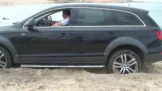 Audi Q7 beach offroad