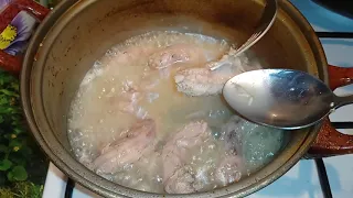 Куриные шеи в замаринованные в маринаде Кот ест куриные шеи Котенок ест еду маринованные