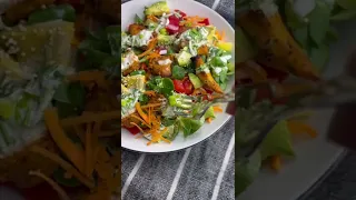 Knackiger Salat mit Hähnchenbrust