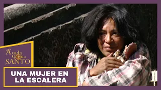 Una mujer en la escalera | A Cada Quien Su Santo