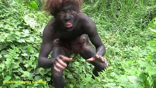 OFF GIRD LIVING - Survival SOLO BUSHCRAFT Finding Fruit In The Rainforest - Primitive Aboriginal Guy