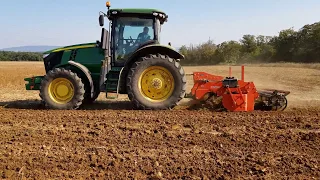 5 késes talajlazító John Deere 7215R traktorral