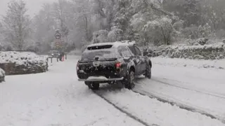 Freddo artico nel Regno Unito, gli inglesi al volante con la neve: in strada succede di tutto