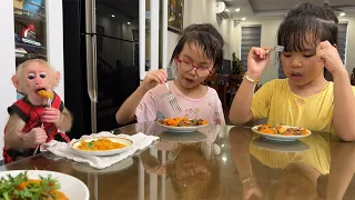 So lovely! Monkey BiBi eats with family full of love!