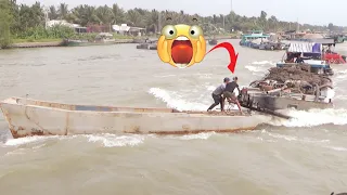 [649] Small boats colliding with barges right at the dam gate is very dangerous