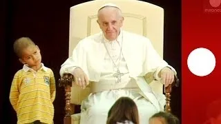 Papa Francesco e il bambino impertinente che l'abbraccia e siede sul trono papale