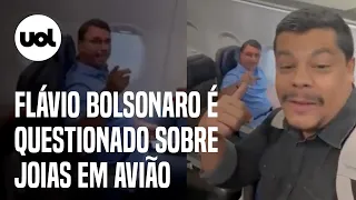 Flávio Bolsonaro é questionado sobre joias em avião: 'seu pai vai devolver?'; veja vídeo