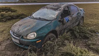 В Днепре на Набережной Заводской Chrysler вылетел на газон и перевернулся