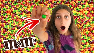 Si ENCUENTRAS el M&M en la piscina de SKITTLES ganas $1000