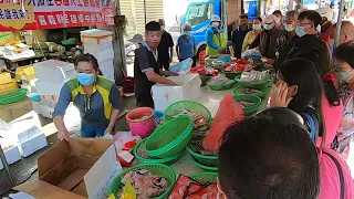 虱目魚大到美女看到瞪大雙眼 說怎麼跟我想的不一樣 台中大甲市場 海鮮拍賣 海鮮叫賣 台中海鮮大叔 叫賣哥 seafood auction