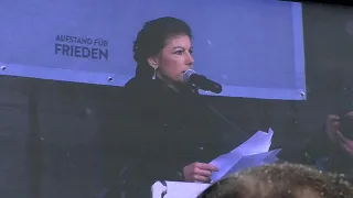 Demo Berlin 25 Februar 2023 Sahra Wagenknecht Alice Schwarzer Tausende Teilnehmer Brandenburger Tor