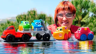 Машинки и сюрпризы в бассейне. Видео с Машей Капуки Кануки. Игры для детей в машинки