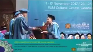 Aksi Lucu Graduan UIAM Ini Meriuhkan Satu Dewan Konvo