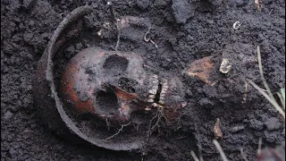 EXCAVATIONS OF WWII SOLDIERS AND WEAPONS / WWII METAL DETECTING