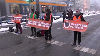 Klima-Demonstranten der "Letzten Generation" blockieren Stadtring in Leipzig