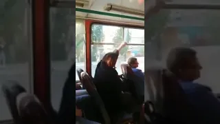 مين يتلاقو زوج #سامطين في bus هكدا تكون النتيجة.. حكمتني القنطة من هذا الفيديو ههههههه كنت نستنى الك