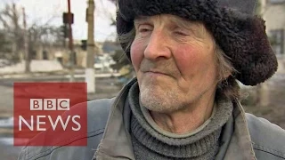 Ukraine crisis: BBC finds two 'ghost town' civilians in Vuhlehirsk