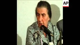 SYND 3 6 71 ISRAEL'S PRIME MINISTER GOLDA MEIR RETURNS TO TEL AVIV AND HOLDS A PRESS CONFERENCE