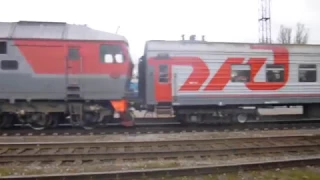 Свистящий ТЭП70-0244 прибывает с поездом Дно — Псков.