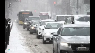 Киев засыпало снегом. В городе введено оперативное положение для транспорта.