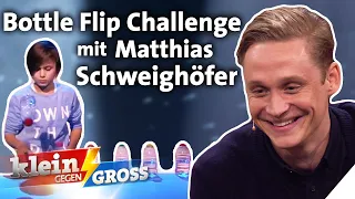 Matthias Schweighöfer vs. Manjou (9): Wer schafft mehr Bottle Flips? | Klein gegen Groß