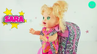 La muñeca Sara en su rutina para ir a la escuela y más aventuras divertidas!