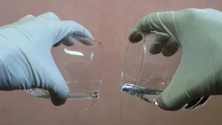 Вытекание воды из стакана с олеофобным покрытием.