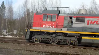 Тепловоз ТЭМ2 с грузовым поездом проходит станцию Сергино