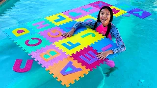 Aprender El ABECEDARIO Con El ALFABETO DE VERANO En La Piscina Con Wendy | Juguete Puzzle ABC