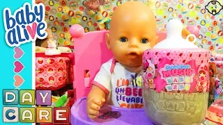 👶Baby Alive Daycare! Should we feed Baby Born this bottle?😜Squishy Smooshy Mushy surprise opening!