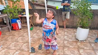 Leozinho o Anão da Pipa - Chamou os Caras de Bracinho de Boneca