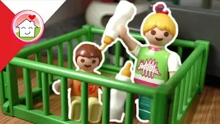 Playmobil po polsku Ania i Lenka bawią się w niemowlęta - Rodzina Hauserow