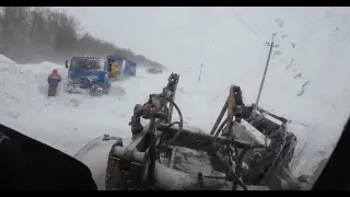 Трактор Кировец. Откапываю занесённых снегом.