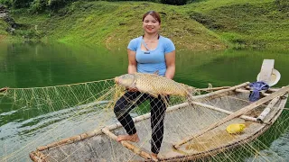 The girl spread a net on the water overnight to catch giant carp, survival life.