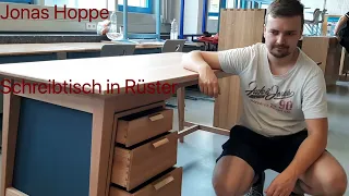 Jonas Hoppe hat als Gesellenstück einen Schreibtisch aus Rüster gebaut