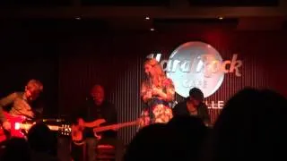 Kelly Clarkson live at the Hard Rock Nashville - Run Run Rudolph