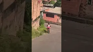 Menina bate em muro após bicicleta perder o freio
