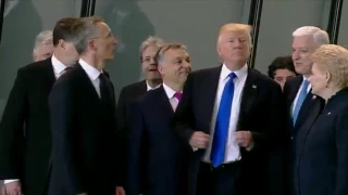 Трамп на саммите НАТО грубо оттолкнул премьера Черногории, чтобы встать в первом ряду