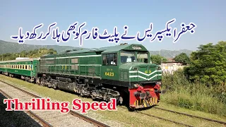 Best Fastest Train Jaffar Express | Passing with high Speed from Kamoke Railway Station | Pakistan