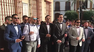 Sorpresa a los novios de sus amigos en la puerta de la iglesia ¡Qué bonito!