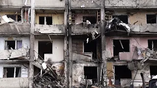 Наслідки падіння уламків збитої російської ракети на житловий будинок у Києві