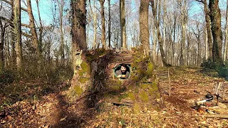 PRIMITIVE MOSS ROOF STEALTH SHELTER - Building A Door To Keep Warm - Bushcraft & Survival Wild Fort